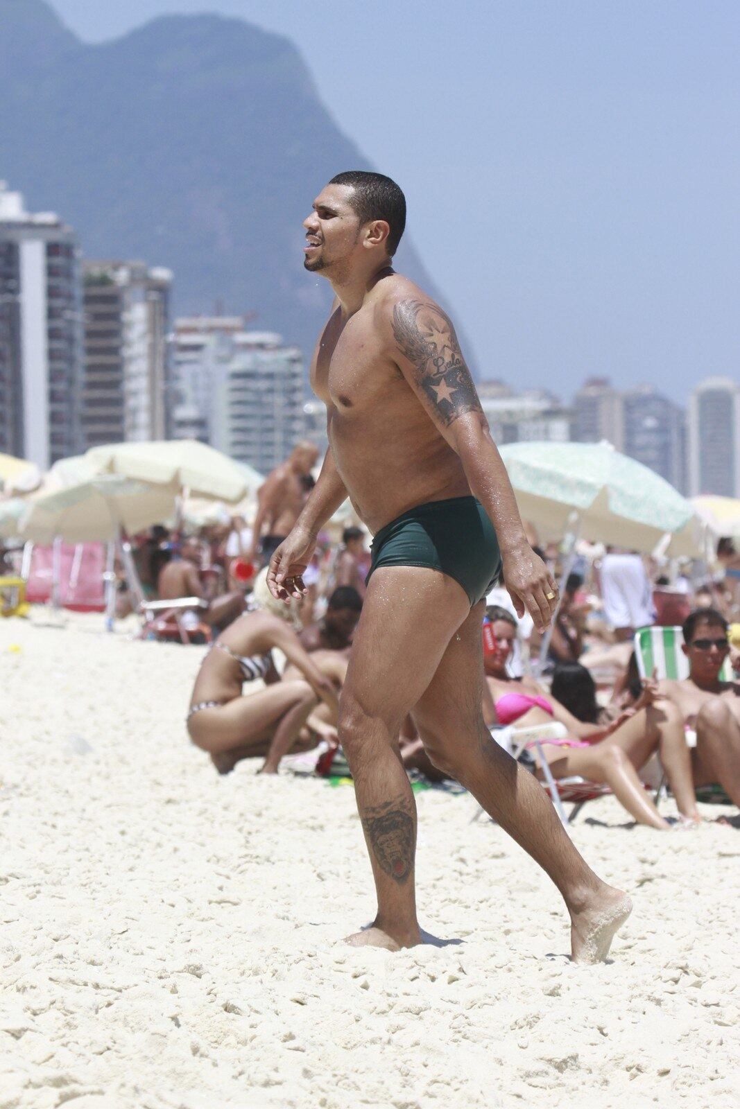 Vestindo uma sunga verde musgo, Naldo curtiu um dia de sol e praia no Rio