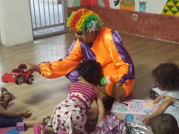 Já no orfanato, Geraldo Luís se jogo no chão para brincar com as crianças