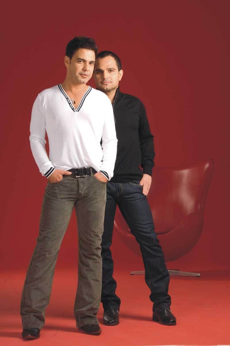 É notável como Zezé passa a abandonar de vez o visual sertanejo e aposta em roupas menos ligadas ao estilo que toca desde os anos 2000. Mesmo caminho seguido por Luciano, que desde esse período trava lutas com a balança para controlar o peso
