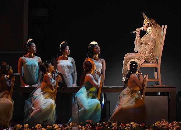 Além da cantora, o palco estava repleto de dançarinas que compunham o cenário do show
