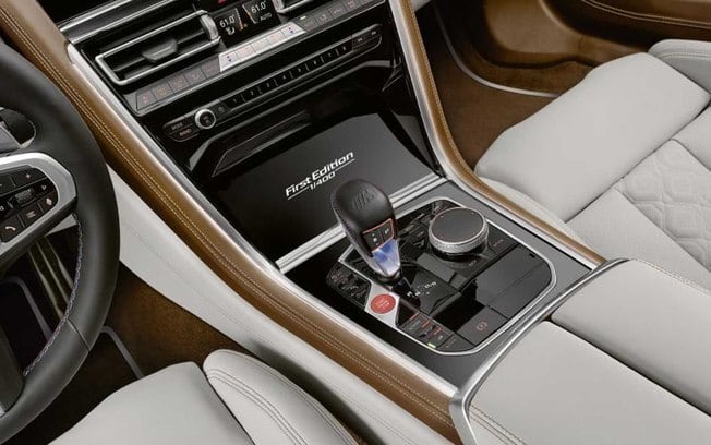 BMW M8 e seu console central com emblema numerado: serão 400 unidades no total