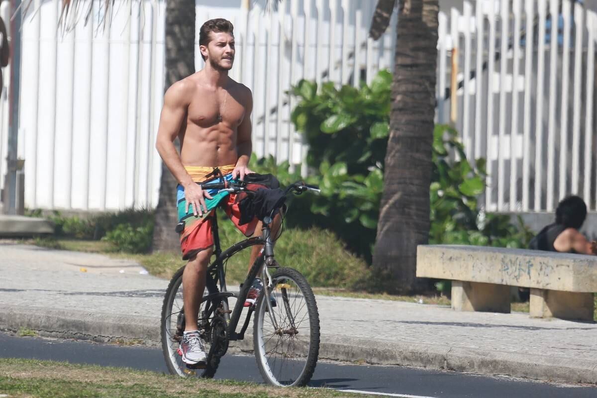 Ele namora a ruiva Marina Ruy Barbosa, de 18 anos 
