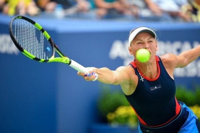 Entra as mulheres, a grande favorita Caroline Wozniacki, número dois do mundo, passou fácil pela australiana Samantha Stosur por 2 a 0, parciais de 6/2 e 6/2