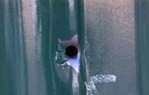 Portão do bar ficou com marcas dos disparos