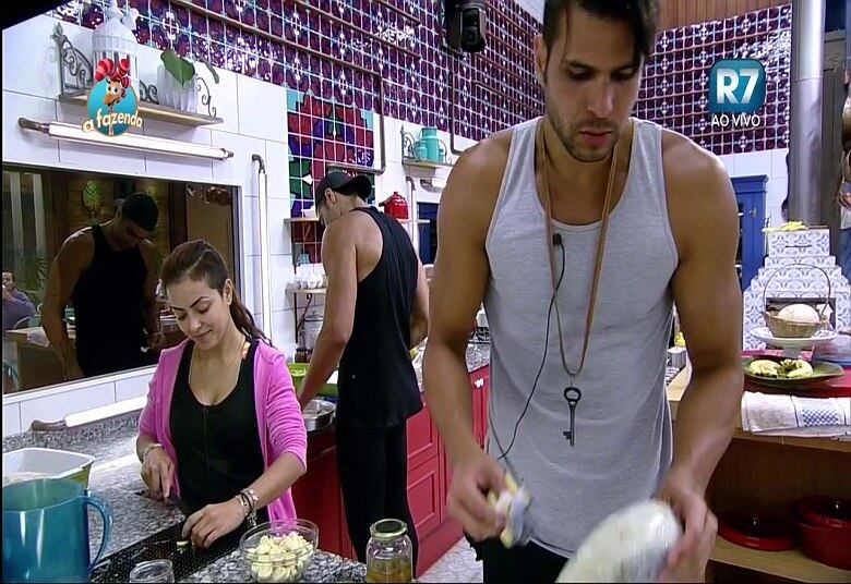 Marcelo Bimbi disse a sua preferência entre ser traído ou pegar piolho.

— Prefiro ser corno do que ter piolho!

+ Assista ao vídeo aqui
+ Li diz para JP sobre traição: "Se a gente não sabe, não dói"
+ Douglas pede desculpas para Rebeca mas avisa: "Vou pedir desculpas, mas eu quero ela"+ Quelynah fala sobre crise de depressão e revela ter medo de Douglas: “Eu acho que ele bate, pode até ser em mulher”
+ “Erros” de Douglas e “jogo” de Marcelo são temas de Luka e Rebeca
+ Douglas Sampaio revela que falhou na primeira vez: "Foi horrível. Eu fiquei com medo"
+ Douglas e Rayanne dividem o mesmo chuveiro e esbanjam muita beleza na noite deste domingo (25)

