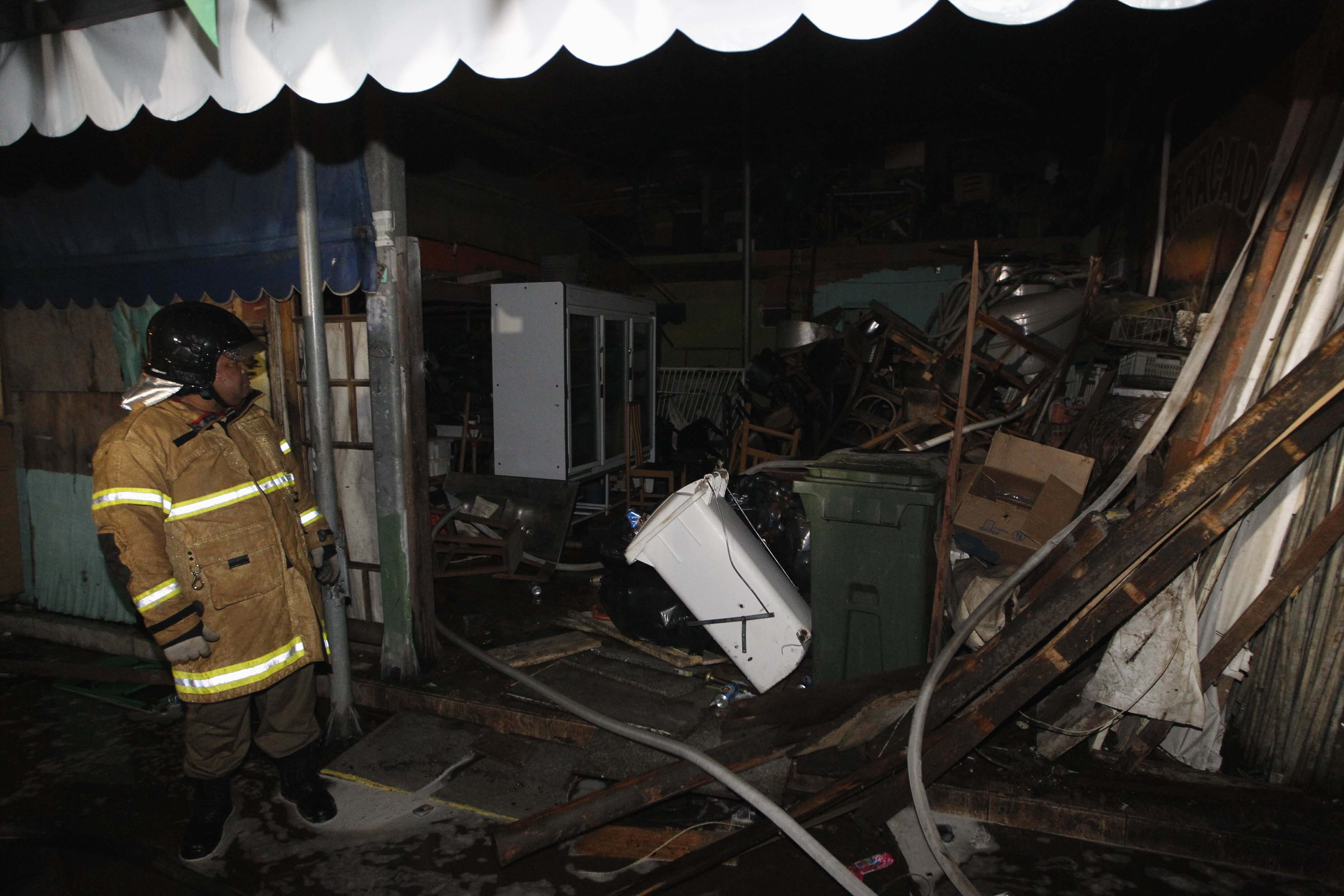 O bombeiro contabiliza os estragos causados pela o incêndio na famosa feira. Para apagar o fogo, foi necessário o trabalho de bombeiros de quatro quartéis da região