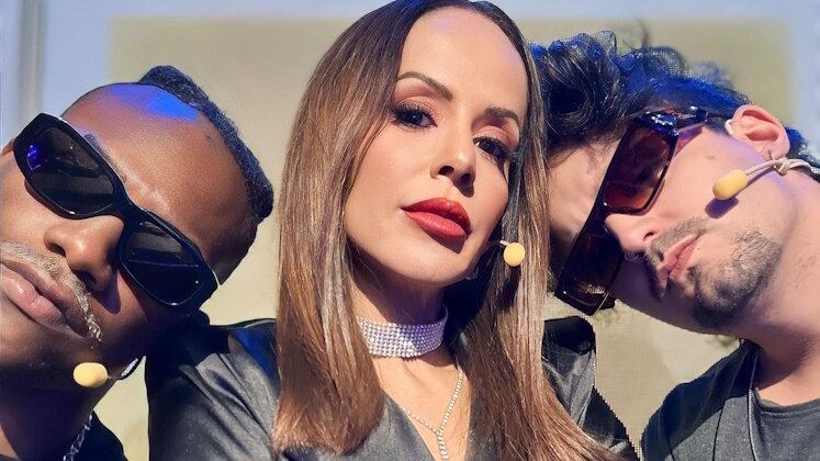 Esse trio poderoso se diverte muito no painel! Além de fazer carão com Pelé Milflows e Igor Godoi, Carla Cristina também mostrou as brincadeiras com Nat Guareschi e o seu look estilo "Cisne Negro" — inclusive, quase levou um tombo ao dar uma voltinha com o figurino (sorte que tinha alguém para segurá-la!)