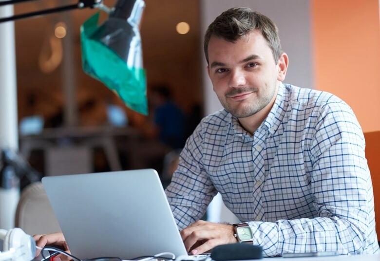 
Passo 3 – Tenha um controle de orçamento

Faça uma planilha ou anote em um caderno informações com todo o seu
orçamento. Isso ajuda a descobrir quanto dinheiro será possível investir no
pagamento dessas dívidas. “Com a
planilha preenchida em mãos, analise seus gastos e despesas e corte todos os
desperdícios. Reduza todas as contas possíveis para poder investir o máximo na
quitação das dívidas, assim você sai dessa situação mais depressa e perde menos
dinheiro com juros e multas. Vale o sacrifício, acredite!”, explica Patrícia.
