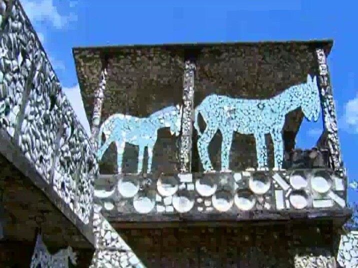 O criador da Casa de Cacos morreu de infarto em 1989 e o local foi comprado pela prefeitura de Contagem em 1990. No ano de 200, ela foi tombada como patrimônio do município.