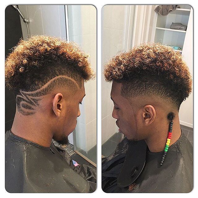 O mundo do futebol está recheado de atletas que inovam em seus penteados. Alguns deles, são mais bizarros do que você pode imaginar. É o caso do jovem francês Kingsley Coman. O atacante do Bayern de Munique mostrou em seu Instagram o seu novo penteado com direito a um desenho e uma trancinha bem estilosa... Veja outros penteados bizarros a seguir
Assista aos programas da Record no R7 Play