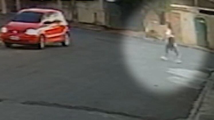 Câmeras de segurança filmaram quando a mulher saiu da casa do cliente e entrou em um carro vermelho, cujo o condutor ainda não foi identificado