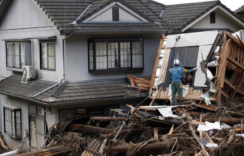 Bombeiros procuram por
sobreviventes em uma área residencial de Hiroshima, no Japão, atingida por
deslizamento de terra. Pelo menos 36 pessoas morreram no país devido às
enchentes e deslizamentos provocados por fortes chuvas na região

 