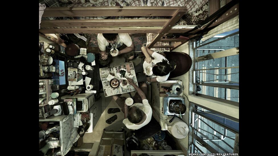As imagens, feitas de cima, mostram famílias de baixa renda, solteiros, idosos e desempregados vivendo em pequenos espaços. O objetivo é mostrar o problema de habitação em Hong Kong