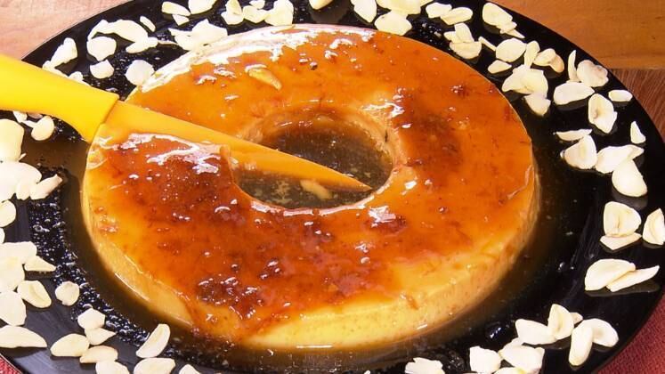 Pudim de Leite Condensado com Calda de Alho Roxo
Ingredientes:
1 lata de leite condensado
1 lata de leite (medida da lata de leite condensado)
3 ovos inteiros
Calda:
250g de açúcar refinado
125ml de água
1/2 cabeça de alho (confitado)
Modo de preparo calda:
Assar uma cabeça de alho roxo envolvida em alumínio a 170° C por 25 minutos;
Em seguida, amasse as cabeças de alho separando o purê das cascas;
Em uma forma de pudim, caramelize o açúcar e quando começar a derreter, adicione o purê de alho e mexa até o caramelizado total
Para o Pudim:
Bata o leite condensado com a mesma medida de leite e os ovos até homogeneizar totalmente;
Leve para a forma caramelizada;
Asse por 45 minutos 180°C em banho-maria;
Desenforme e sirva