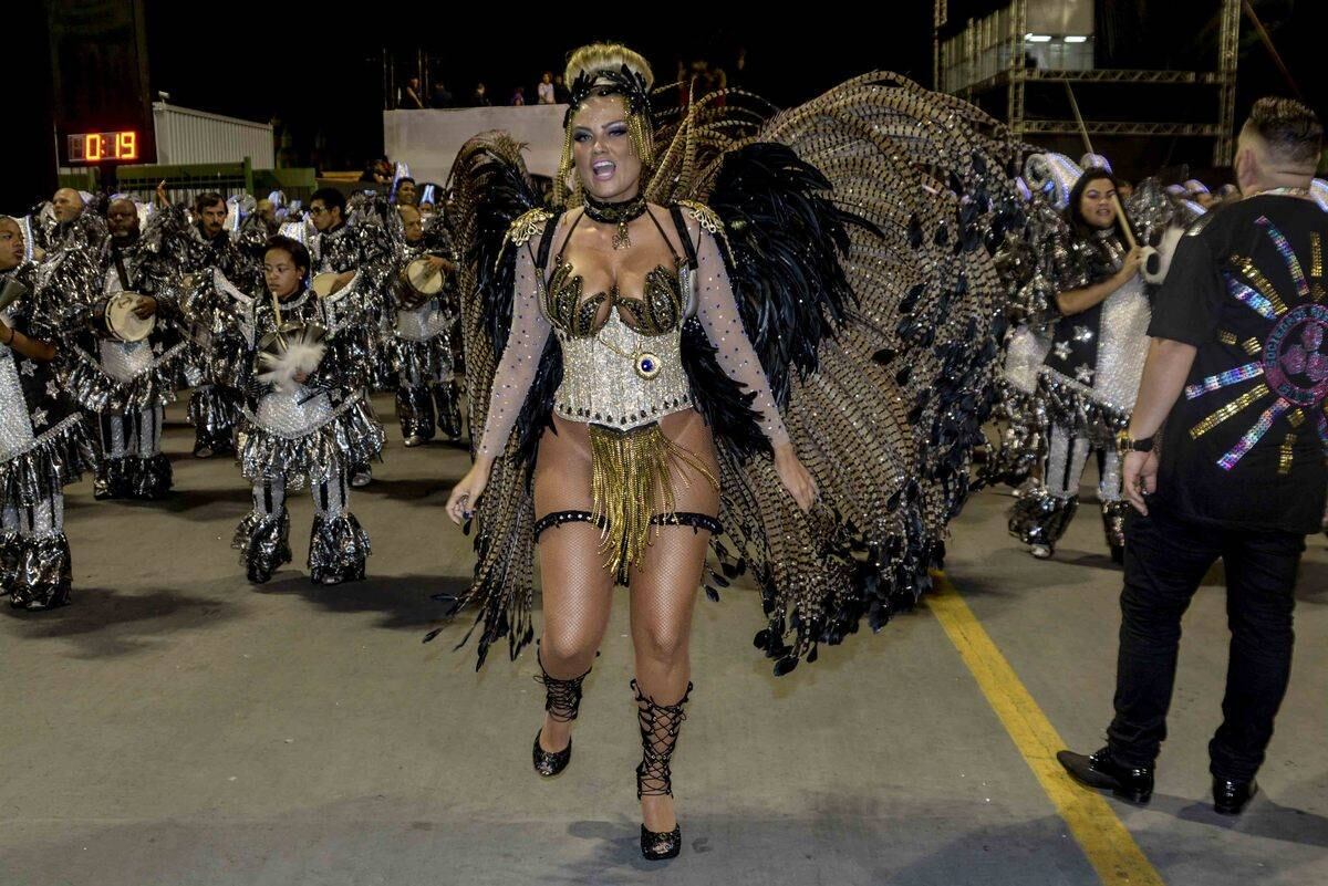 Na parte debaixo, franjas e um tapa-sexo