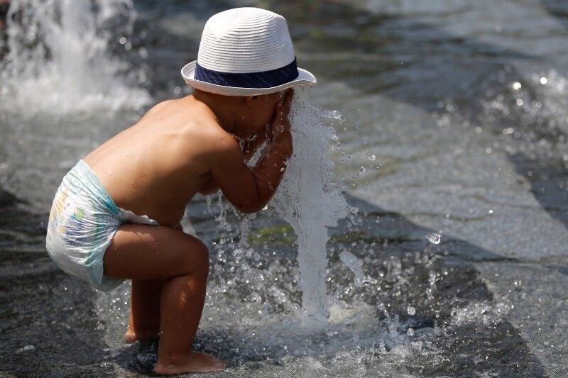 O clima quente e seco é um dos principais fatores dos incêndios florestais que mataram dezenas de pessoas em Portugal, e a agência de notícias russa Tass relatou dezenas de incêndios florestais, a maioria na Sibéria e em Irkutsk, região do extremo leste do país.

No sudoeste dos EUA, voos foram cancelados principalmente por linhas aéreas regionais cujas aeronaves operam com uma temperatura máxima menor.

No Reino Unido, a mídia regional do condado de Surrey, no sudeste, noticiou que o sol intenso derreteu o asfalto das estradas