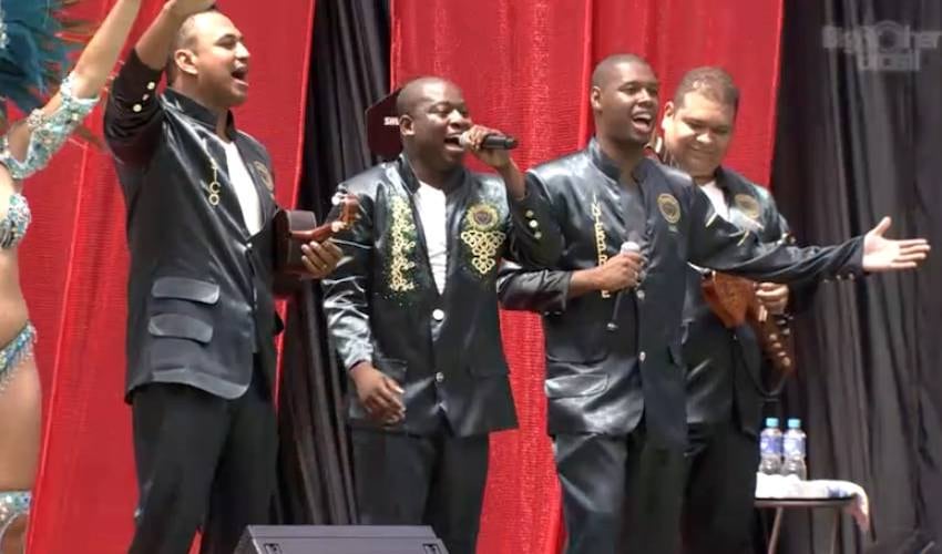 Entre os integrantes da escola de samba estavam os ritmistas, bateria, passistas e mestre-sala e porta-bandeira 