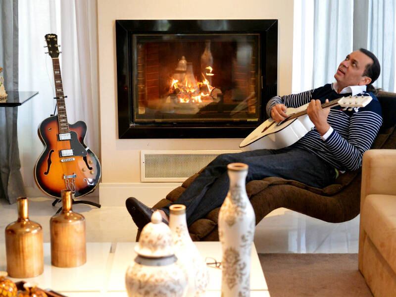 E ele segue sua história com os olhos voltados no passado.

—
No futuro eu realizei o sonho do pai. Me tornei doutor, estudei, fiz faculdade, sou formado em Direito,
fiz mestrado em Administração Pública, tenho Pós Graduação, mas a formação
maior foi a estrada da vida, que esse mundo me ensinou. Minha mãe
costuma dizer que o meu choro já era uma cantiga. Se alguém tivesse gravado
naquela época era como se eu tivesse cantando