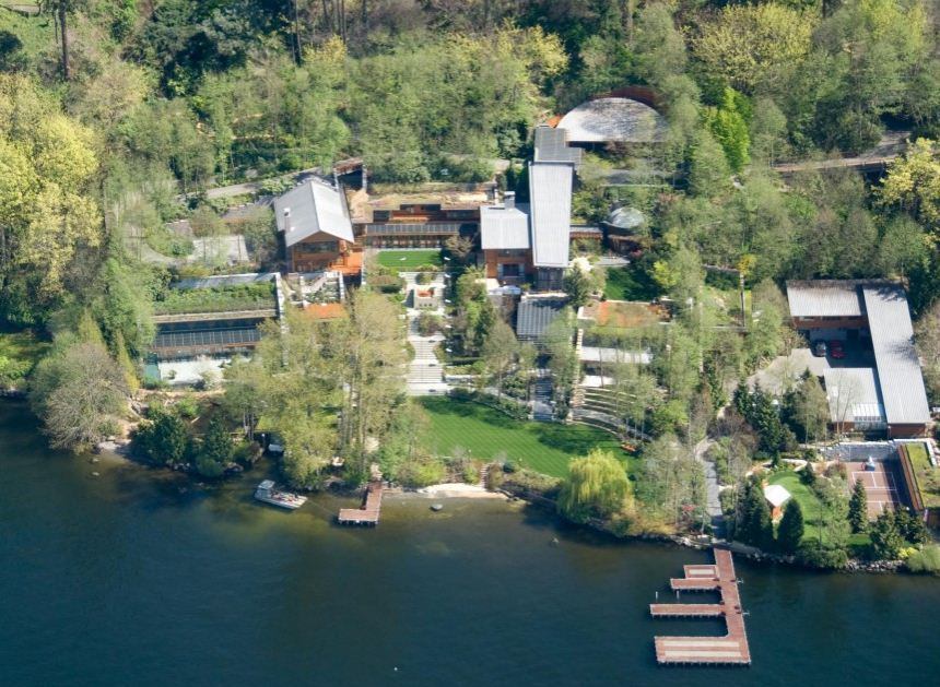 11. Mansão de Bill Gates - R$ 492 milhões
Batizada de Xanadu 2.0, a casa onde mora o homem mais rico do mundo, Bill Gates, e a família fica às margens do lago Washington, na cidade de Medina, costa oeste dos EUA. A mansão tem 6.100 m² e levou sete anos para ser construída. Só de impostos territoriais, o fundador da Microsoft paga por ano mais de US$ 1 milhão (R$ 4 milhões)