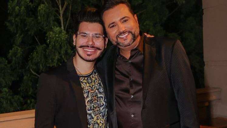 Curtindo a vida ao lado do filho, Geraldo Luis prova que é só amores com John Sakra. Ele acompanha de perto a carreira do seu herdeiro