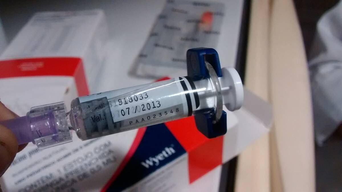 Uma das vacinas está vencida há mais de um ano e meio