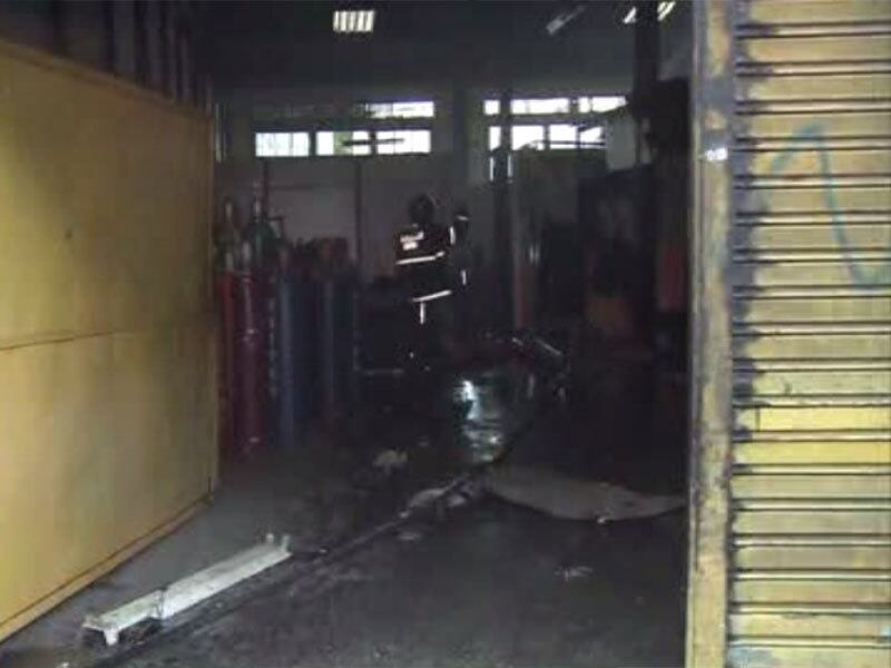 O corpo de bombeiros esteve no local