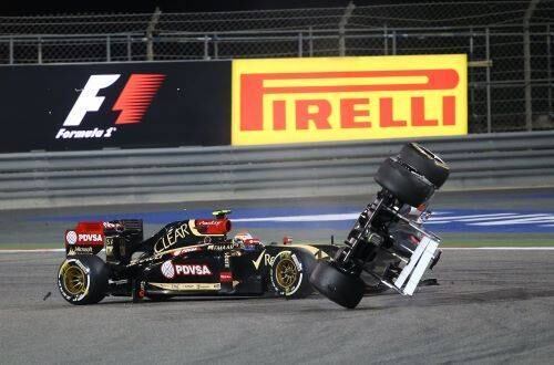 Quem se deu mal foi o pobre Esteban Gutierrez, que estava fazendo sua corrida quando foi surpreendido por Pastor Maldonado. O mexicano vinha pela reta oposta, enquanto o venezuelano sai dos boxes
