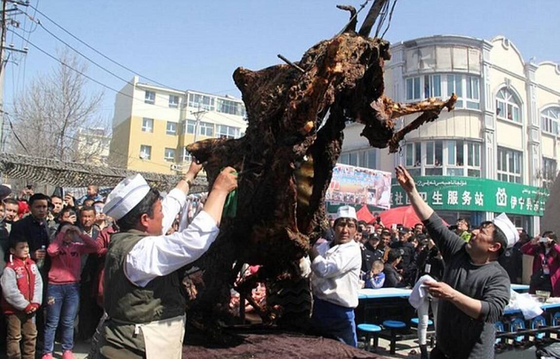 Foi preciso cinco dias para construir o forno para conseguirem assar o camelo inteiro