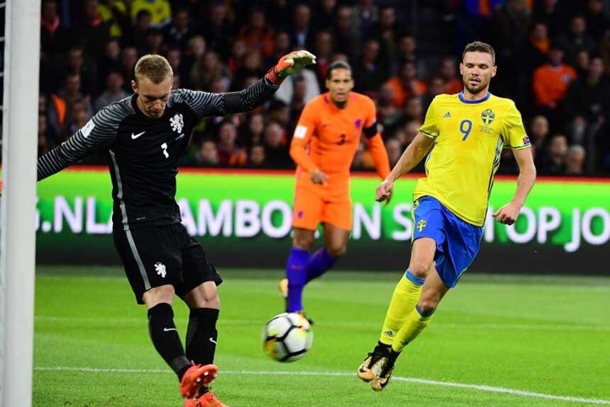 Reserva no Barcelona, Cillessen pode estar de saída do clube catalão. O goleiro holandês, de acordo com a 'VTBL', emissora de TV holandesa, no entanto, desmentiu uma possível ida para o Benfica, clube que demonstrou interesse em sua contratação: 'Quero ir para um clube das cinco melhores ligas da Europa'.