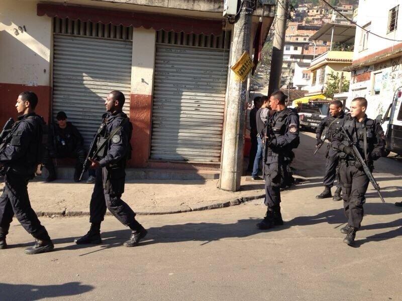 Por volta das 7h20, houve troca de tiros entre policiais e traficantes. O confronto durou cerca de cinco minutos. De acordo com a Secretaria Municipal de Educação, oito unidades escolares foram fechadas, deixando cerca de 3.000 alunos sem aula