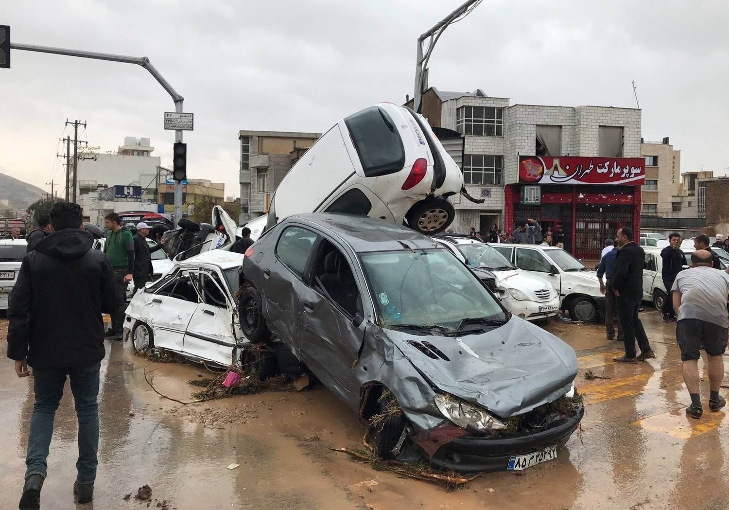 Carros foram arrastados nas inundações