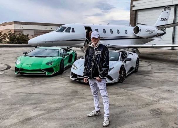 O americano Brandon Stewart gosta de ostentar carrões e jatos. Nessa imagem, ele exibe as Lamborghinis e um avião ao fundo: "Nada supera a sensação do vento em seu cabelo e o rugido do motor Lamborghini"