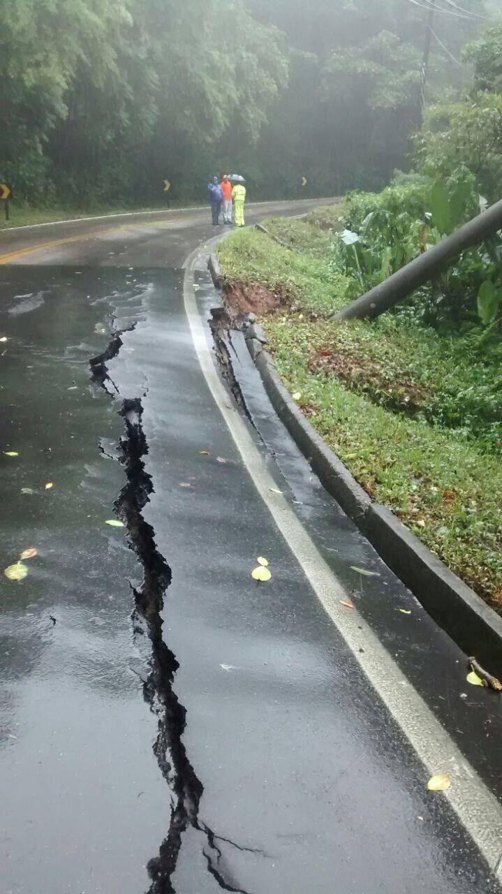 Apenas veículos de emergência passam pelo trecho interditado