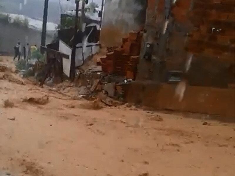 Enxurrada de lama no bairro de Narandiba
