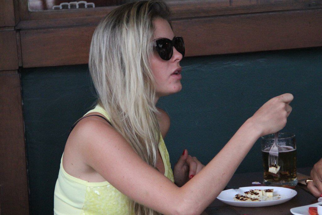 Bárbara Evans almoçou do lado de fora de um dos restaurantes do bairro do Leblon