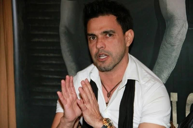 Em um papo informal após a coletiva de imprensa do novo
CD de Zezé Di Camargo & Luciano, Teorias de Raul, nesta terça-feira (10),
no Paris 6, em São Paulo, o cantor revelou que não gostou nada da ex expondo a
vida da família Camargo em entrevistas em revistas, TV e jornais.



— A matéria no Geraldo
[Domingo Show] e da Veja foram totalmente desnecessárias, pois eu acho que não
era preciso levantar o assunto novamente. Eu nunca recorri às páginas amarelas
da Veja