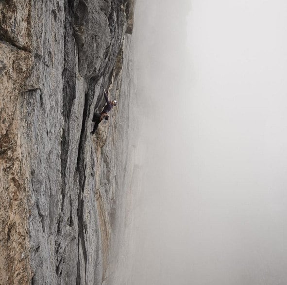 O Instagram oficial dela é @sashadigiulian
