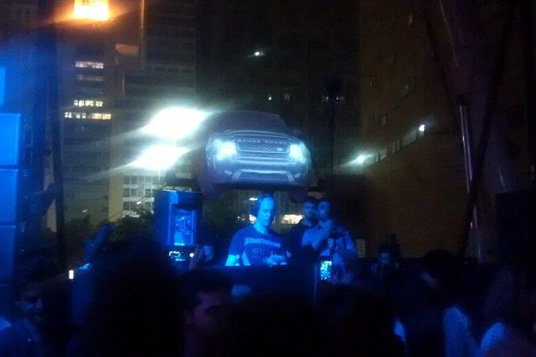 Projeção holográfica reproduzia o próprio Evoque em cima do dj