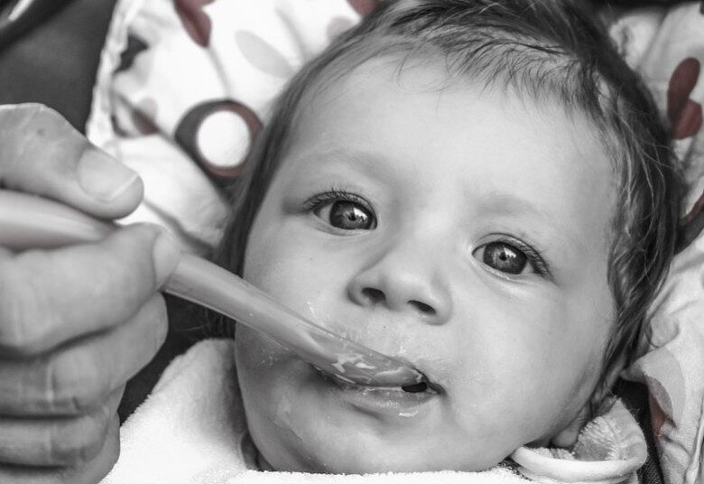 Como o bebê ainda não tem preferências alimentares formadas, se ele rejeitar algum alimento deve-se oferecer novamente em um intervalo de 7 a 10 dias. “Aproveite essa nova oportunidade para modificar o modo de preparo ou a apresentação do alimento. Não desista!”, sugere a nutricionista.