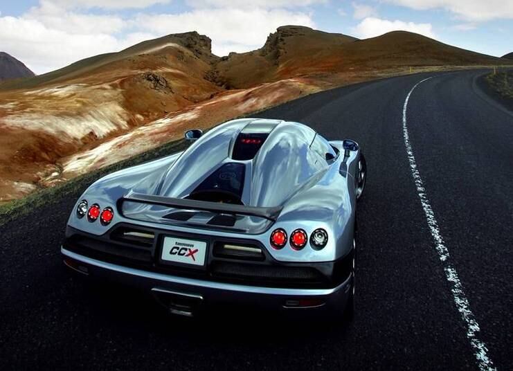 Feito na Suécia, o Koenigsegg CCX é outra obra-prima sobre rodas. Com um propulsor V8 de 806 cavalos, o superesportivo atinge os 100 km/h em 3,2 segundos e os 200 km/h em apenas 9,8 segundos