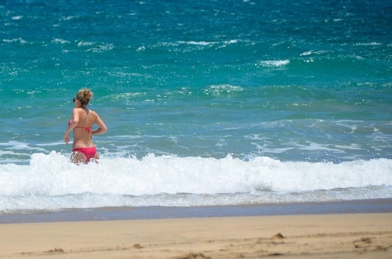 mulher entrando no mar