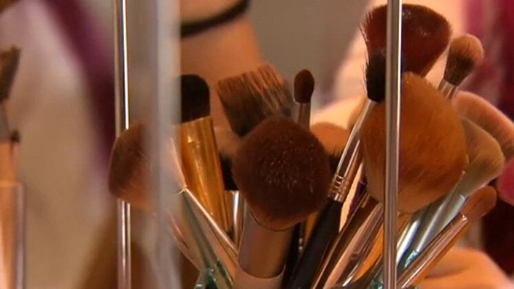 Além disso, outro problema pode ocorrer por meio da intoxicação, quando certo produtos não indicados para crianças, são inalados ou ingeridos. Para evitar situações como essa, os responsáveis devem se atentar para verificar se o item tem registro na Anvisa