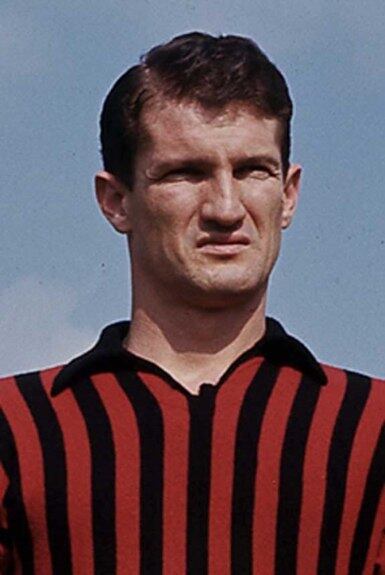 O ex-atacante Angelo Sormani tem uma história no mínimo curiosa. Reserva de Pelé no Santos no início da década de 60, Sormani acabou chamando a atenção de clubes italianos após uma excursão do clube brasileiro pela Europa. Depois de atuar por diversos clubes da Velha Bota foi contratado pelo Milan. Apelidado de 'Pelé Branco' devido a curiosidade já citada, disputou 134 jogos com a camisa rossonera, marcando 45 gols. Conquistou a Serie A (1697-68), a Copa Itália (1966-67), a Recopa europeia (1967-68), a Liga dos Campeões (1698-69) e a Copa Intercontinental (1969), hoje Mundial de Clubes (Foto: Divulgação/AC Milan)