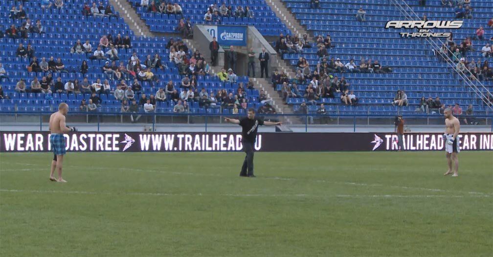 Para quem prefere algo mais macio, os russos aproveitam um estádio de futebol para promover o MMA na grama. O centro do campo é utilizado como limite do "campo de batalha"