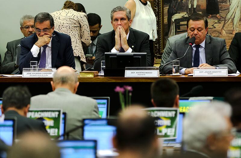 Governo avalia que não irá reverter placar na comissão de Impeachment, mas acredita ter 200 votos no plenário da Câmara