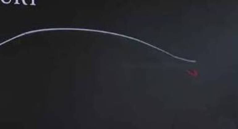 Teto na traseira é caído, o que lembra os modelos coupé