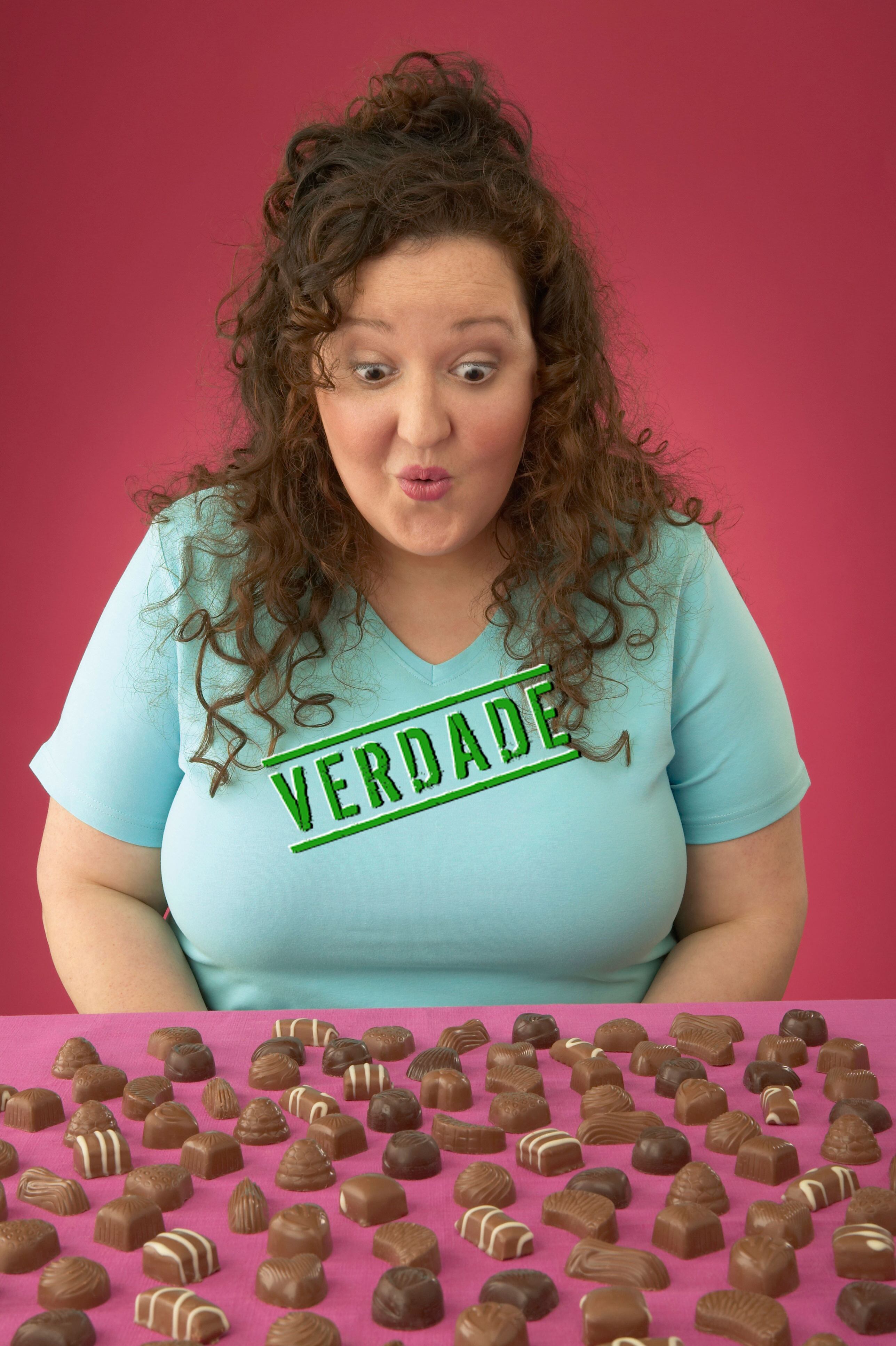 Chocolate engorda? Por ser rico em açúcar e gordura, se consumido em grandes quantidades, o chocolate pode favorecer o ganho de
peso. A versão ao leite, por apresentar em sua
composição mais leite e açúcar do que cacau, tem menos efeitos
benéficos, contribuindo para o aumento de peso. Já o chocolate meio-amargo tem uma
concentração maior de cacau, diminuindo seu
teor calórico. Uma dica é chupar o chocolate em vez de mastigar para
aumentar o tempo de consumo e aliviar o desejo