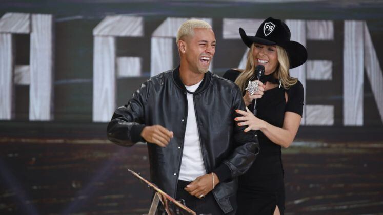 WL Guimarães chegou tão nervoso no palco, que cumprimentou a apresentadora e se encaminhou para sentar ao lado dos Crias. "Calma, ainda não! Segura essa emoção", disse a Galisteu puxando o braço do influenciador para ele voltar ao centro. Os ex-peões gargalharam no momento!