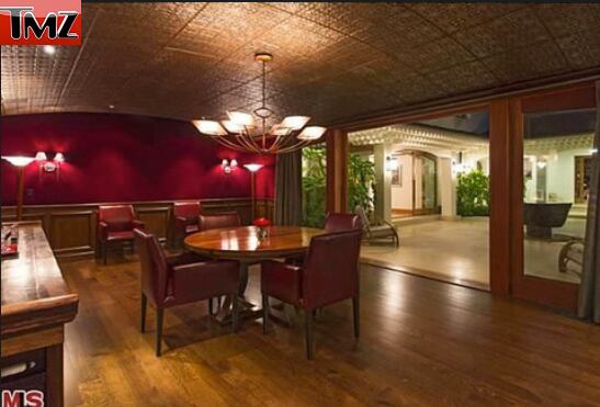 Bruce
Willis gosta de comprar imóveis. De acordo com o TMZ, ele já comprou dois neste ano no Estado de Nova York, um no Central Park e outro no Trump Place