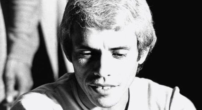 Investigador de polícia fora do protótipo de um matador